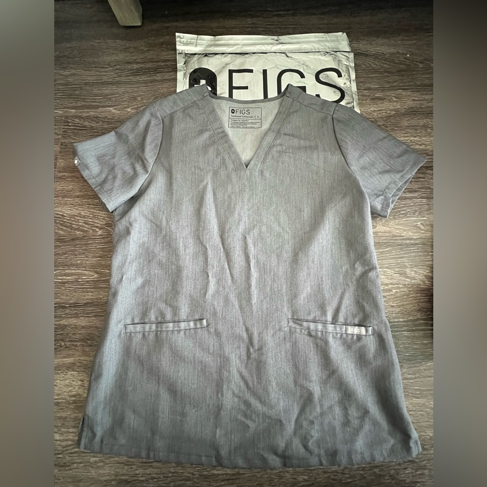 FIGS - Women's Graphite Casma™ - Three-Pocket Scrub Top/ Graphite - Size Small